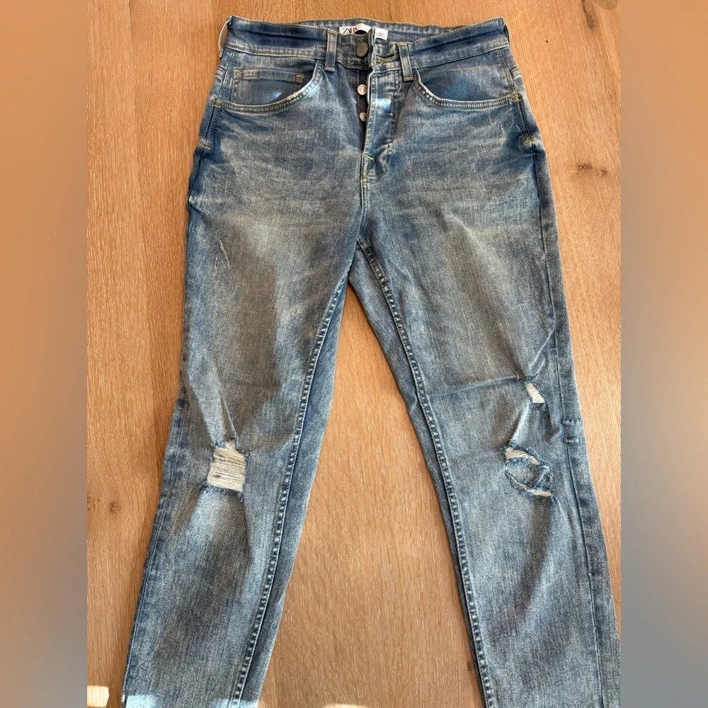 Zara Distressed High Rise Jeans Size 31 Light Wash Ripped Denim Trendy